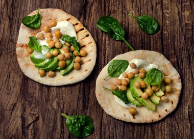 Nohut ve avokado ile gözleme