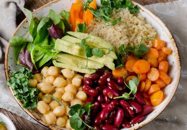 Quinoa ve Nohut ile kase