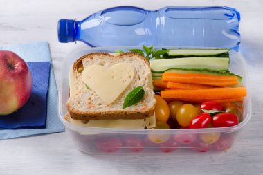 Sandviç ve sebze yemek kutusu