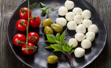 Mozzarella peyniri, domates, zeytin