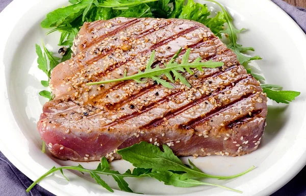 Stek z tuńczyka z grilla — Zdjęcie stockowe