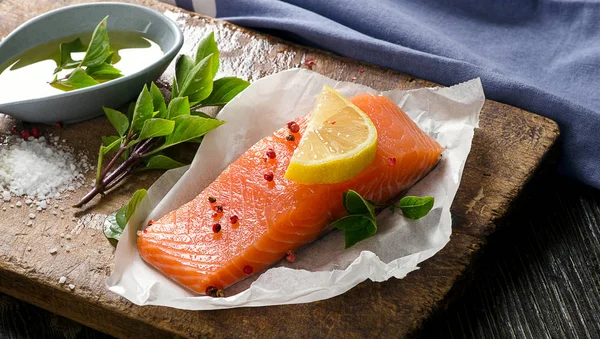 Salmon fillet with lemon — Stock Photo, Image