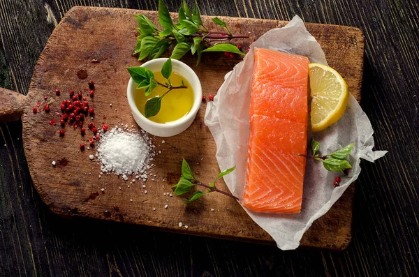 Salmon fillet with lemon — Stock Photo, Image