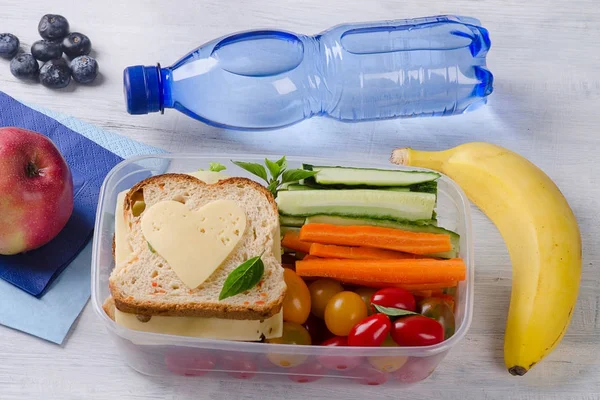 Pranzo al sacco con sandwich e verdure — Foto Stock