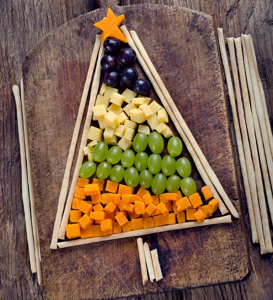 Weihnachtsbaum aus Käse und Trauben — Stockfoto