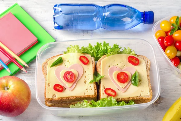 Caixa de almoço com legumes e sanduíches — Fotografia de Stock