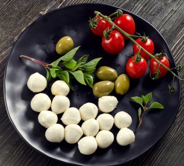 Mozzarella peyniri, domates ve fesleğen 