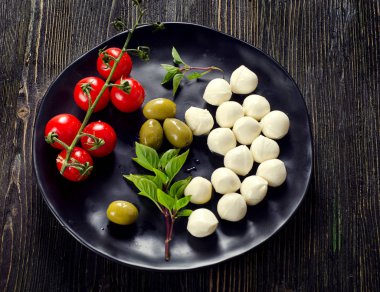 Mozzarella peyniri, domates ve fesleğen 