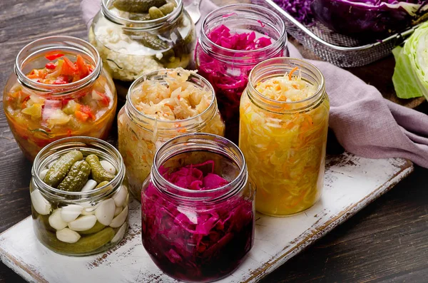 Vegetais fermentados saborosos em frascos — Fotografia de Stock