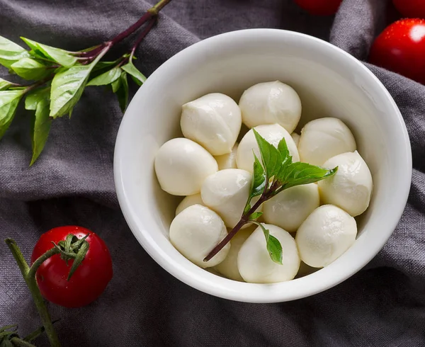 Skål med mozzarella bollar — Stockfoto