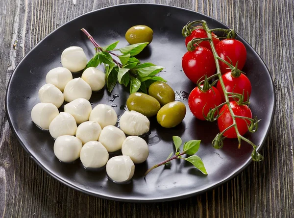 Моцарелла, помидоры черри и базилик — стоковое фото