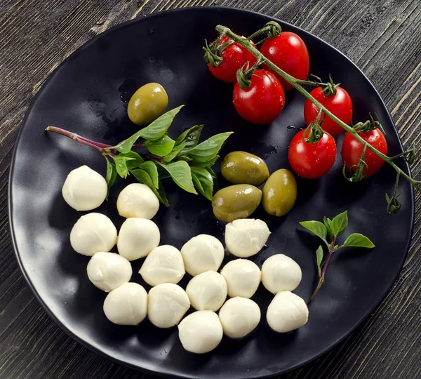 Mozzarella, körsbärstomater och basilika — Stockfoto
