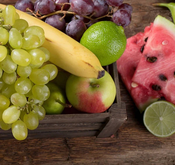 Frutas frescas diferentes —  Fotos de Stock