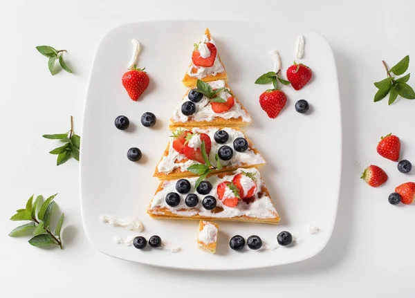 Postre Árbol de Navidad con bayas — Foto de Stock