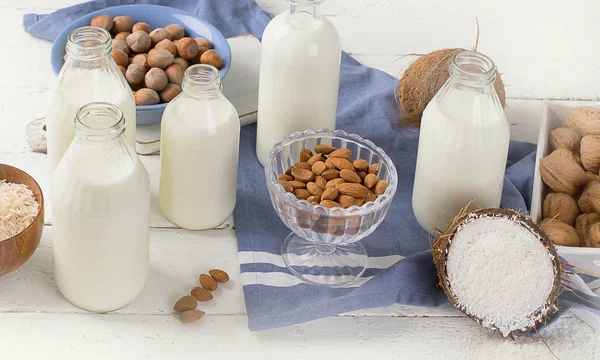 Альтернативные типы молока — стоковое фото