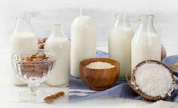 Альтернативные типы молока — стоковое фото
