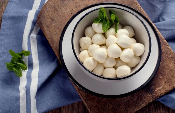 Skål med mozzarella bollar — Stockfoto