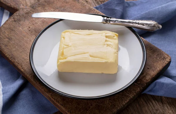 Mantequilla fresca en el plato —  Fotos de Stock