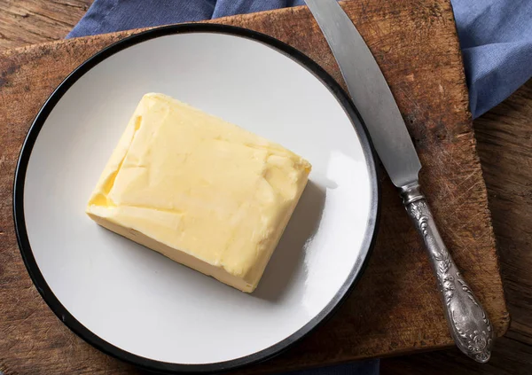 Frische Butter auf dem Teller — Stockfoto