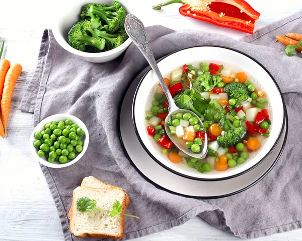 Sopa de legumes com ingredientes — Fotografia de Stock