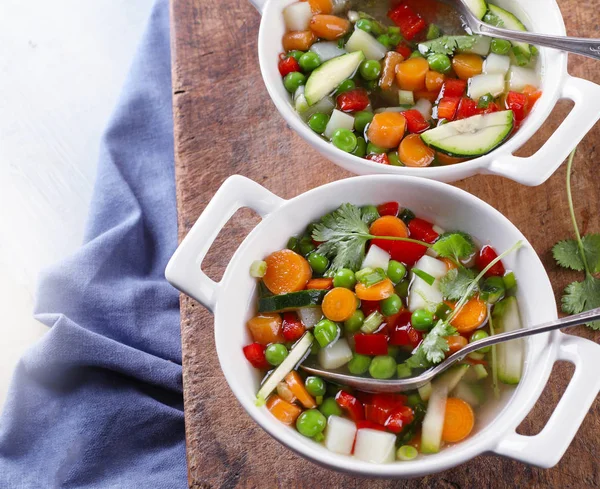 Plantaardige soep in kommen — Stockfoto