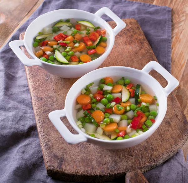 Plantaardige soep in kommen — Stockfoto