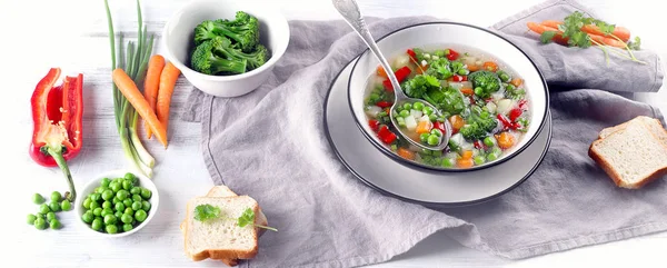 Sopa de legumes com ingredientes — Fotografia de Stock