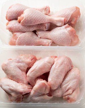 Çiğ tavuk eti plastik kutular içinde farklı türleri