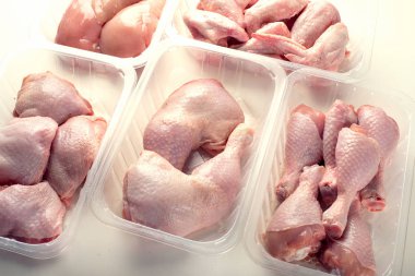 Çiğ tavuk eti plastik kutular içinde farklı türleri