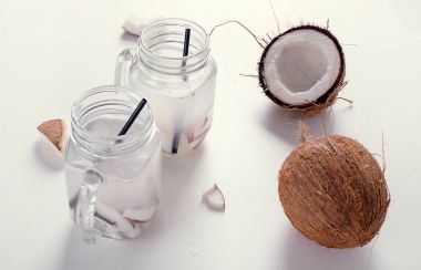 Taze organik hindistan cevizi suyu. Sağlıklı beslenme kavramı 