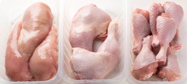 Çiğ tavuk eti plastik kutular içinde farklı türleri