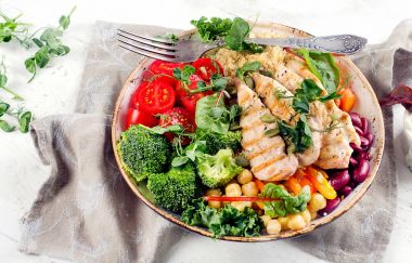 Izgara tavuk, quinoa, nohut, lahana, brokoli ve domates ile sağlıklı kase