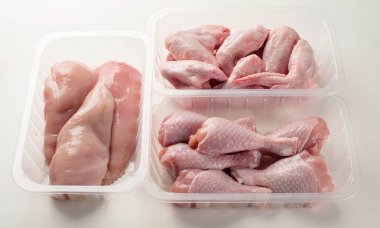 Çiğ tavuk eti plastik kutular içinde farklı türleri