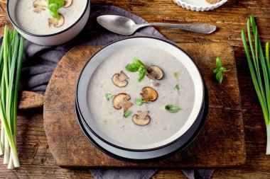 Kremalı mantar çorbası rustik ahşap masa üzerinde / yukarıdan görünüm