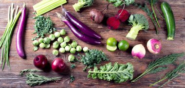 Mor ve yeşil taze sebze. Vejetaryen yiyecekler kavramı. Sağlıklı beslenme. 