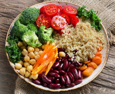 Quinoa, nohut, lahana, brokoli ile sağlıklı kase. Sağlıklı gıda kavramı