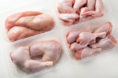 Çiğ tavuk eti plastik kutular içinde farklı türleri