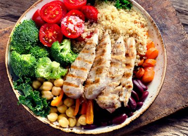 Izgara tavuk, quinoa, nohut, lahana, brokoli ve domates ile sağlıklı kase. Sağlıklı gıda kavramı