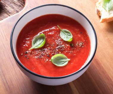 Domates çorbası bir rustik ahşap tablo