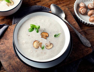 Kremalı mantar çorbası rustik ahşap masa üzerinde / yukarıdan görünüm