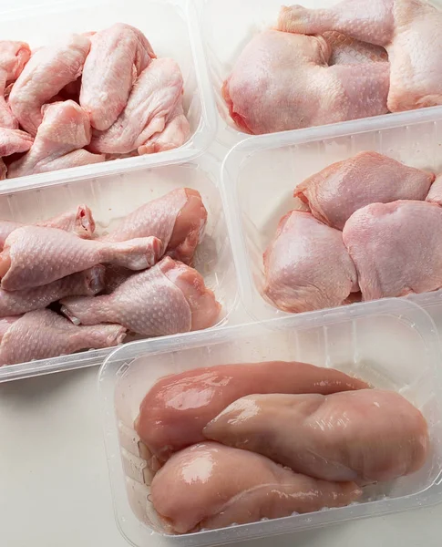 Çiğ tavuk eti plastik kutular içinde farklı türleri
