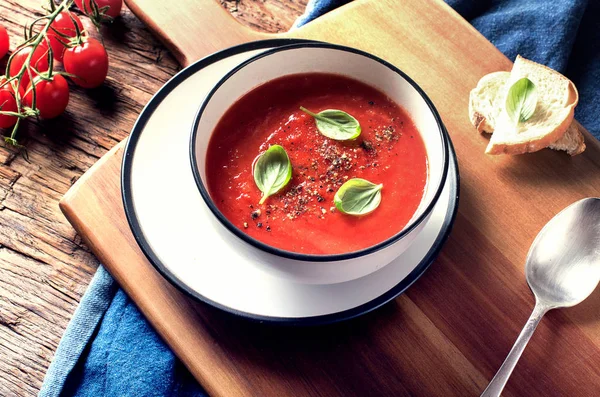 Sopa Tomate Sobre Una Mesa Rústica Madera —  Fotos de Stock