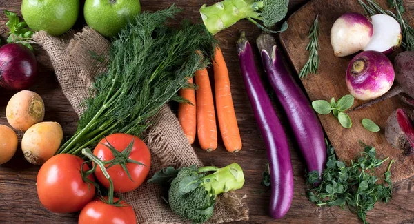 木制背景的新鲜生蔬菜 生物健康食品的概念 顶部视图 — 图库照片