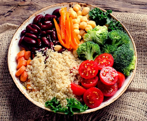 Egészséges Zöldség Tál Quinoa Csicseriborsó Kelkáposzta Brokkoli Paradicsom — Stock Fotó
