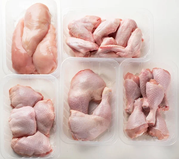 Verschillende Soorten Rauwe Kippenvlees Plastic Dozen — Stockfoto