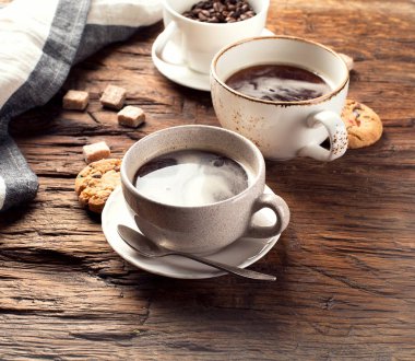 Rustik bir arka plan üzerinde kahve fincanı.