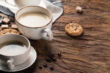 Rustik bir arka plan üzerinde kahve fincanı.