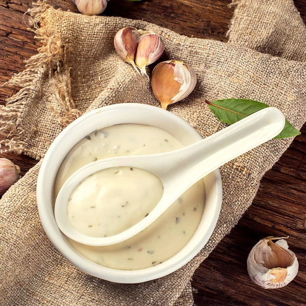 Schüssel Knoblauchsauce oder Mayonnaise — Stockfoto