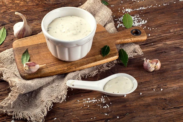 Kom van knoflooksaus of mayonaise — Stockfoto