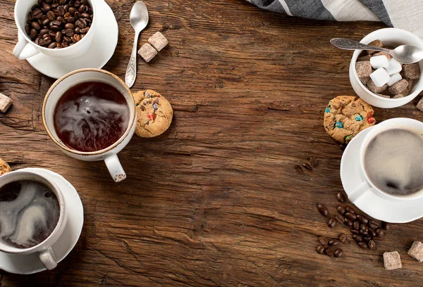 Tasses à café sur un fond rustique . — Photo